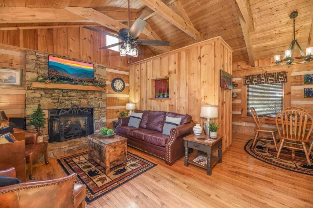 View! Cozy, Private, Fireplace, Hot Tub Log Cabin, Honeymoon! เซอเวียร์วีล ภายนอก รูปภาพ