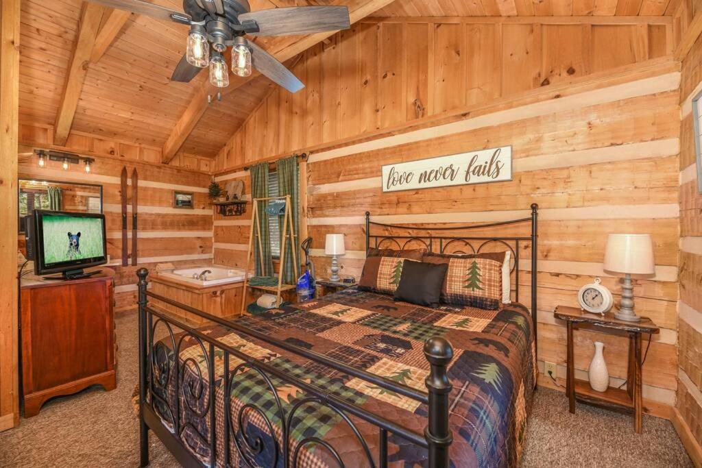 View! Cozy, Private, Fireplace, Hot Tub Log Cabin, Honeymoon! เซอเวียร์วีล ภายนอก รูปภาพ