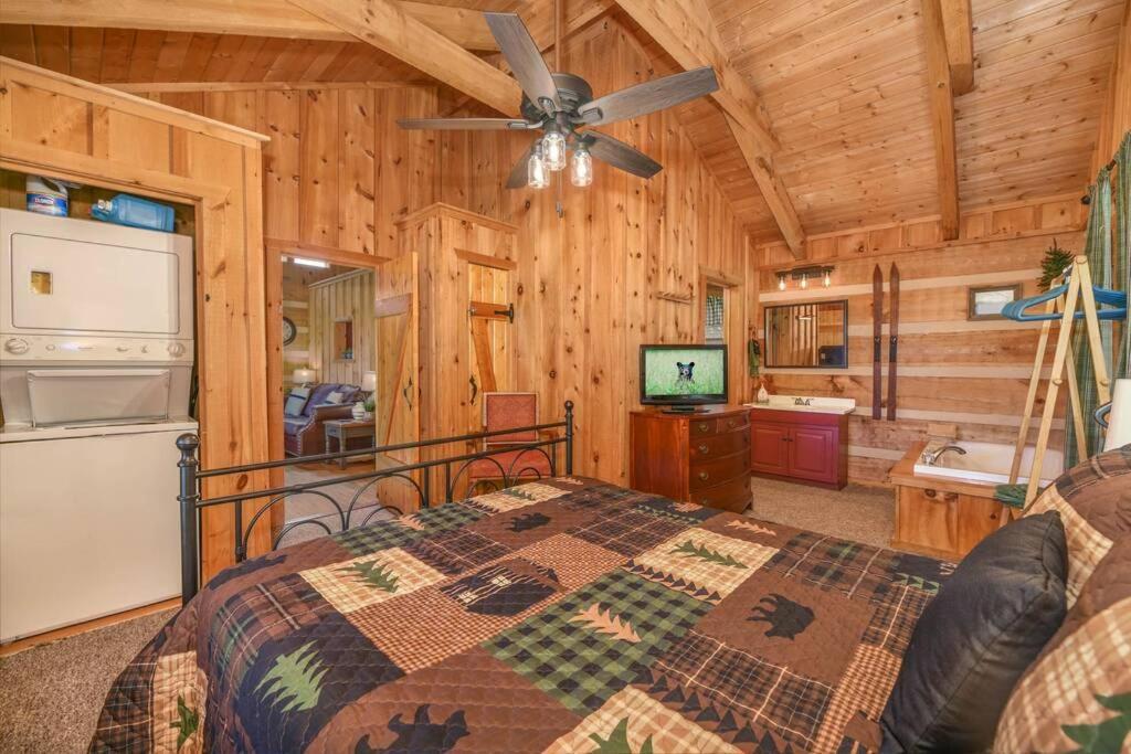 View! Cozy, Private, Fireplace, Hot Tub Log Cabin, Honeymoon! เซอเวียร์วีล ภายนอก รูปภาพ