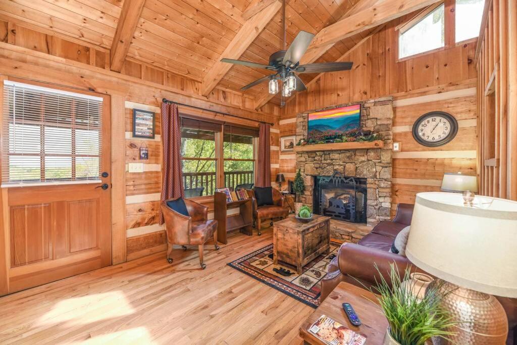 View! Cozy, Private, Fireplace, Hot Tub Log Cabin, Honeymoon! เซอเวียร์วีล ภายนอก รูปภาพ