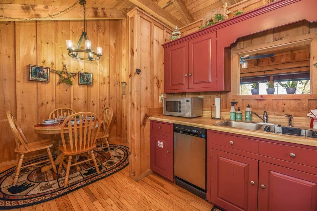 View! Cozy, Private, Fireplace, Hot Tub Log Cabin, Honeymoon! เซอเวียร์วีล ภายนอก รูปภาพ
