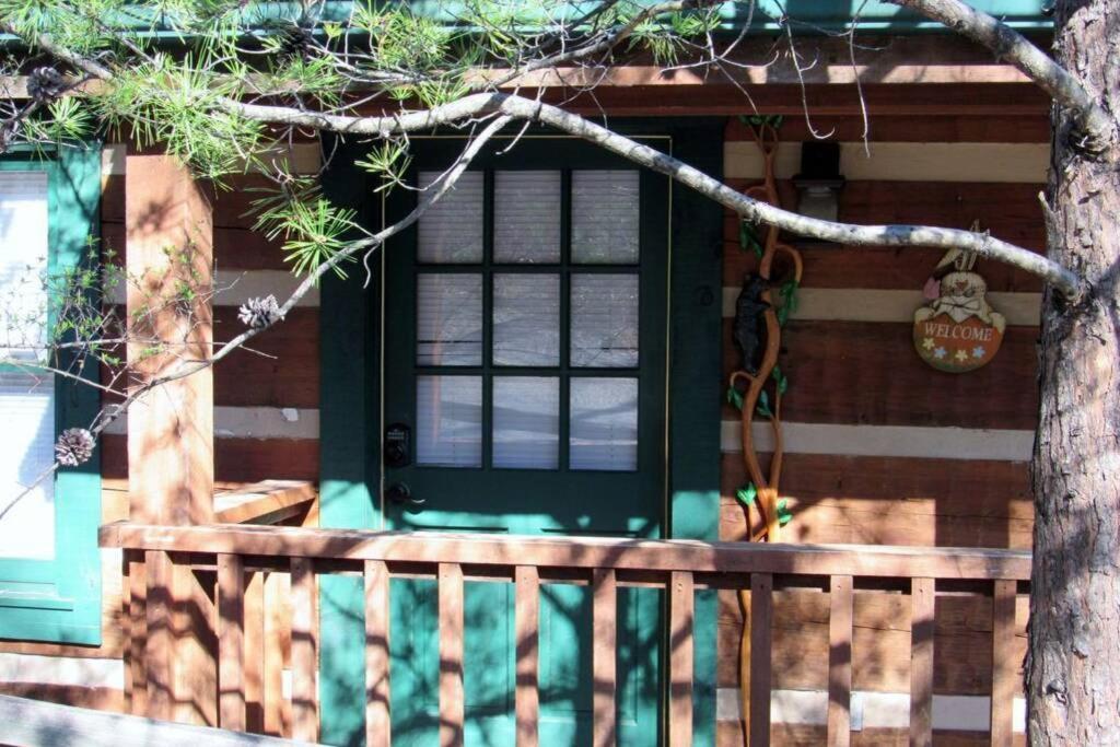 View! Cozy, Private, Fireplace, Hot Tub Log Cabin, Honeymoon! เซอเวียร์วีล ภายนอก รูปภาพ