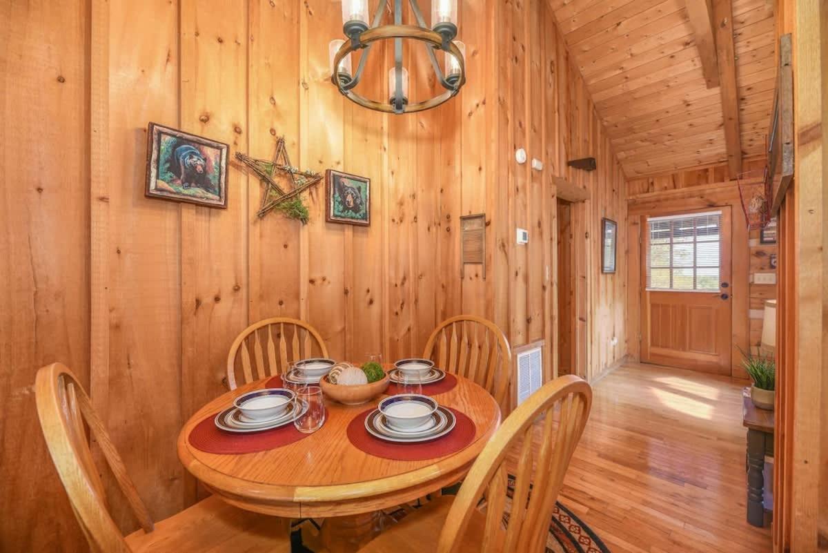 View! Cozy, Private, Fireplace, Hot Tub Log Cabin, Honeymoon! เซอเวียร์วีล ภายนอก รูปภาพ