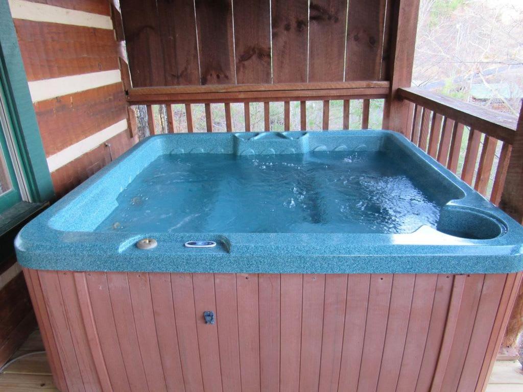 View! Cozy, Private, Fireplace, Hot Tub Log Cabin, Honeymoon! เซอเวียร์วีล ภายนอก รูปภาพ