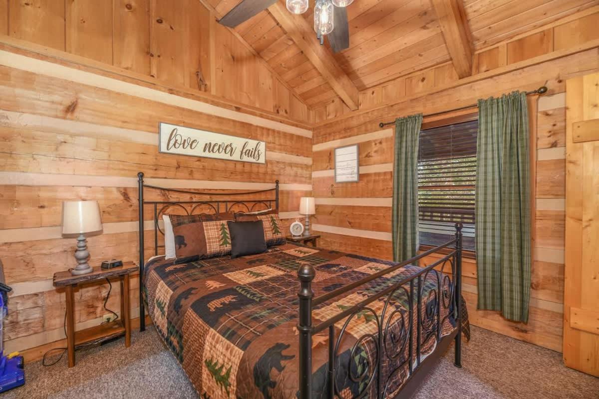 View! Cozy, Private, Fireplace, Hot Tub Log Cabin, Honeymoon! เซอเวียร์วีล ภายนอก รูปภาพ