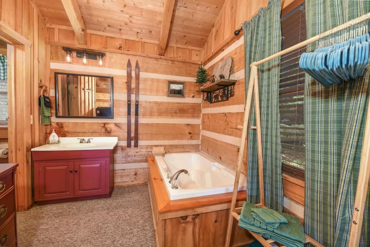 View! Cozy, Private, Fireplace, Hot Tub Log Cabin, Honeymoon! เซอเวียร์วีล ภายนอก รูปภาพ