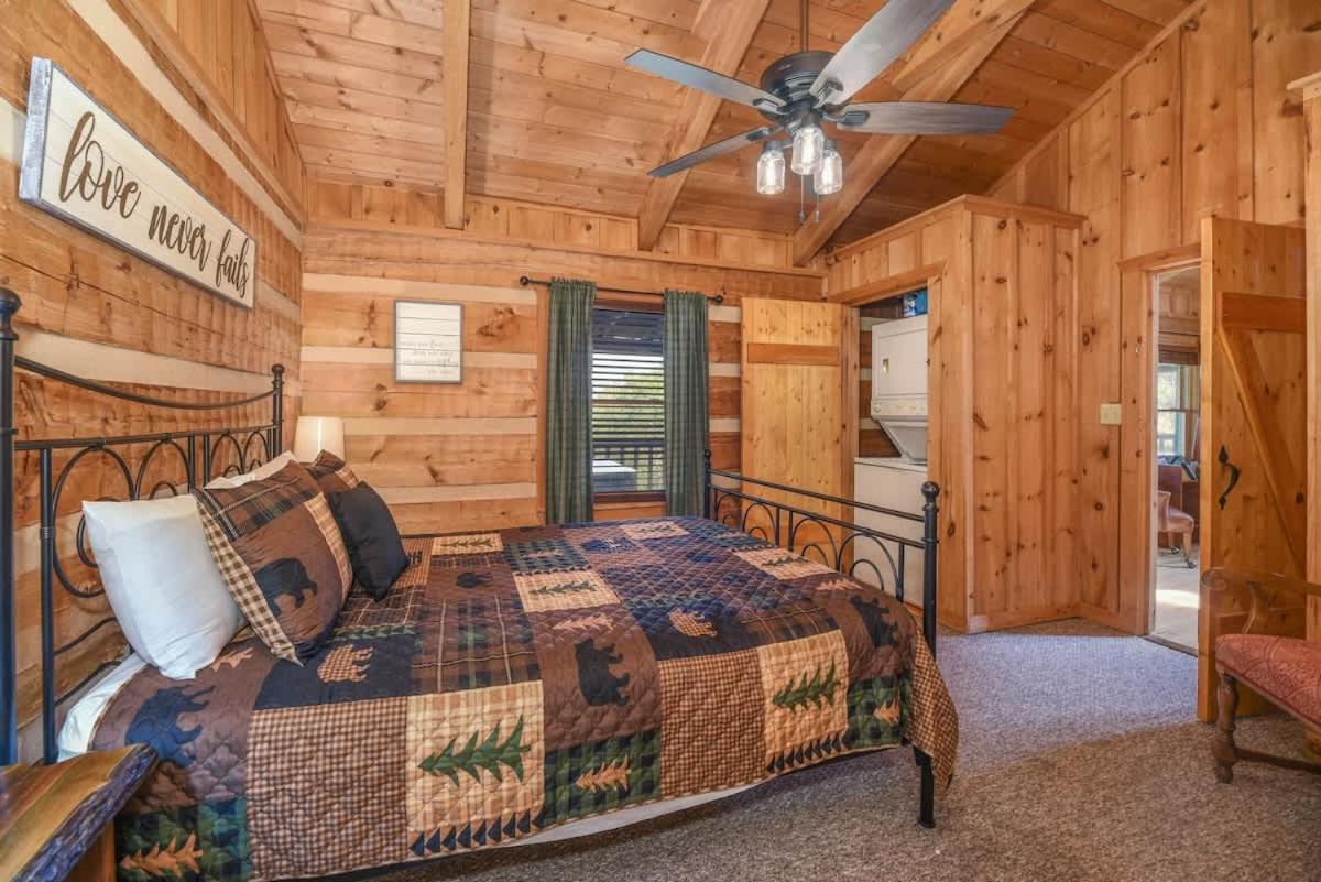 View! Cozy, Private, Fireplace, Hot Tub Log Cabin, Honeymoon! เซอเวียร์วีล ภายนอก รูปภาพ